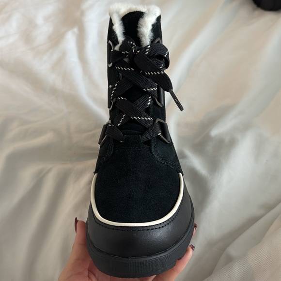 New with tags Sorel waterproof boots - Picture 3 of 4